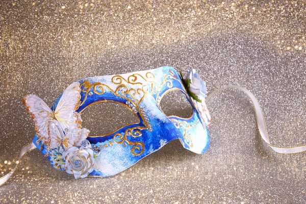 Elegante venezianische Maske auf silber glitzerndem Hintergrund — Stockfoto