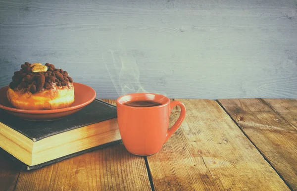 Dona junto a la taza de café y el libro — Foto de Stock