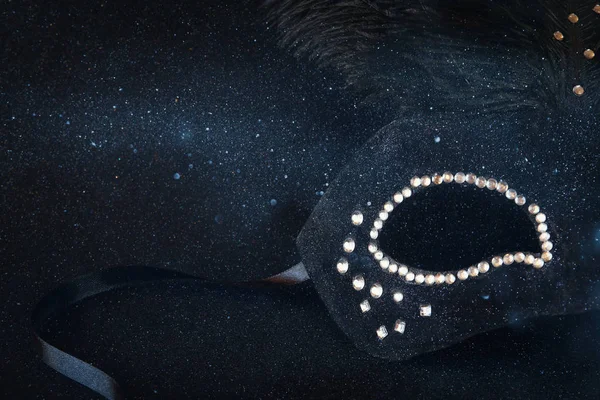 Maschera veneziana nera su sfondo glitter — Foto Stock