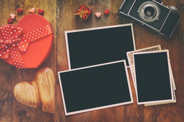 Eski fotoğraf makinesi ve kalpleri yanındaki boş fotoğraf çerçeveleri — Stok fotoğraf