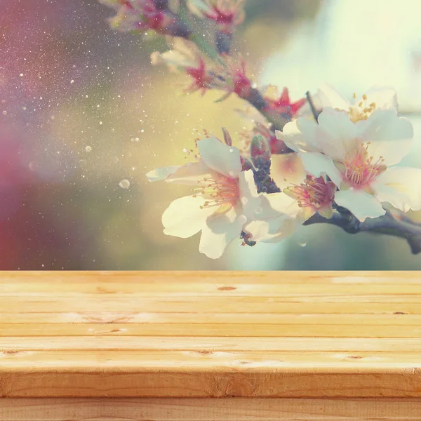 Trä bord framför våren cherry tree — Stockfoto