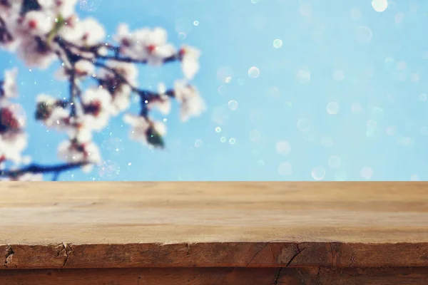 Dřevěný stůl před jarní cherry tree — Stock fotografie