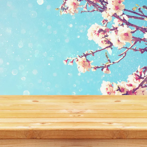 봄 벚꽃 나무 앞 나무 테이블 — 스톡 사진