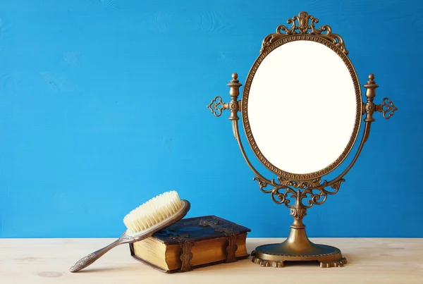 Alter ovaler Spiegel und Damen-Toilettentisch — Stockfoto