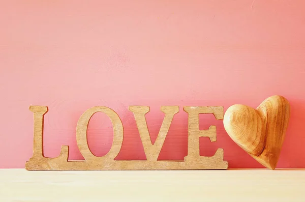 Woord Love van houten letters en hart — Stockfoto