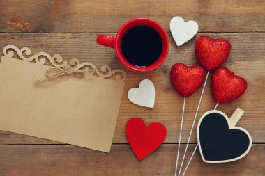 Bir kahve ahşap arka plan üzerinde kırmızı Kalpler ve