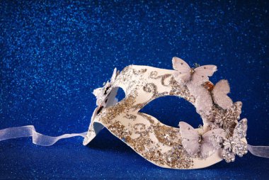 mavi parlak arka plan üzerinde zarif Venedik Maske