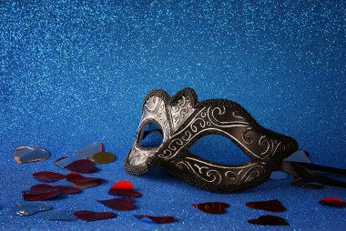 mavi parlak arka plan üzerinde zarif Venedik Maske