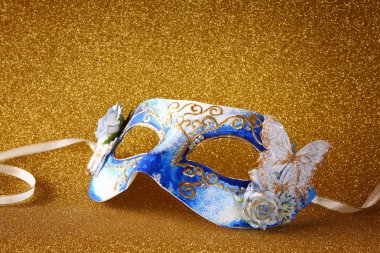 Altın glitter arka plan üzerinde zarif Venedik Maske