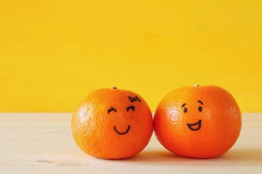 Çizilmiş gülen yüz ile iki clementines görüntüsünü