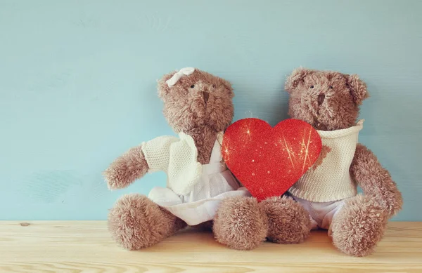 Пара милих плюшевих ведмедів тримає серце — стокове фото