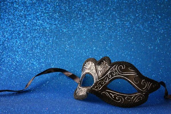 Elegante venezianische Maske auf blauem Glitzerhintergrund — Stockfoto