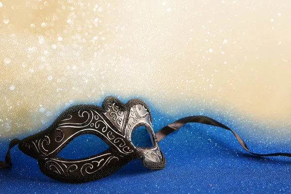 Elegante Venetiaanse masker op blauwe glitter achtergrond — Stockfoto