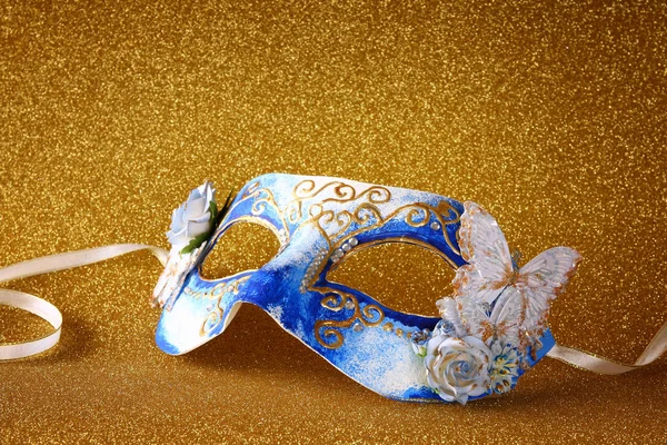 Altın glitter arka plan üzerinde zarif Venedik Maske