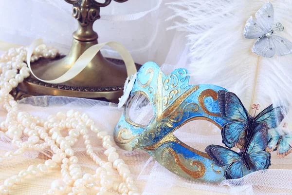 Μπλε ενετικό μάσκα δίπλα από μαργαριτάρια — Φωτογραφία Αρχείου