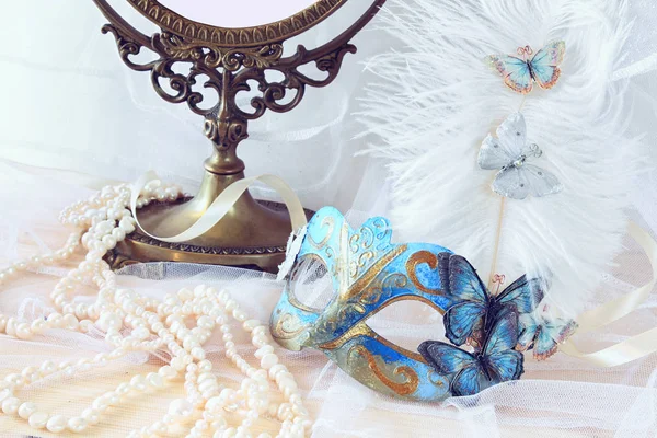 Niebieski elegancki weneckiej masce tuż obok pereł — Zdjęcie stockowe