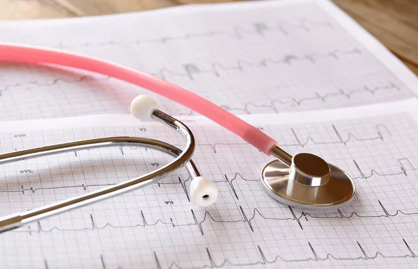 Görüntü kalp ve stetoskop. — Stok fotoğraf