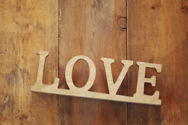 Vue du dessus du mot LOVE à partir de lettres en bois — Photo