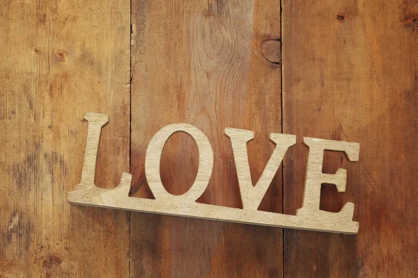 Vista dall'alto della parola AMORE da lettere di legno — Foto Stock