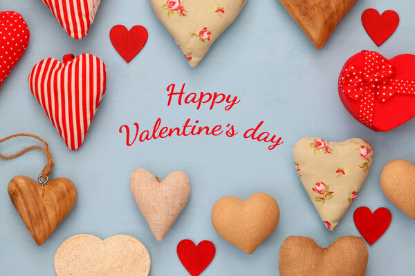 Различные деревянные и тканевые сердца
