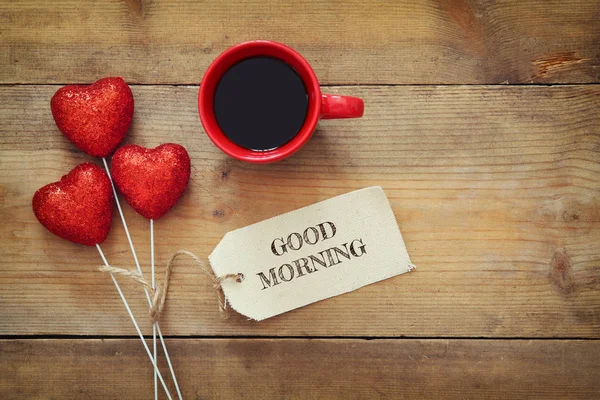 Fondo del día de San Valentín. Corazones rojos y taza de café — Foto de Stock