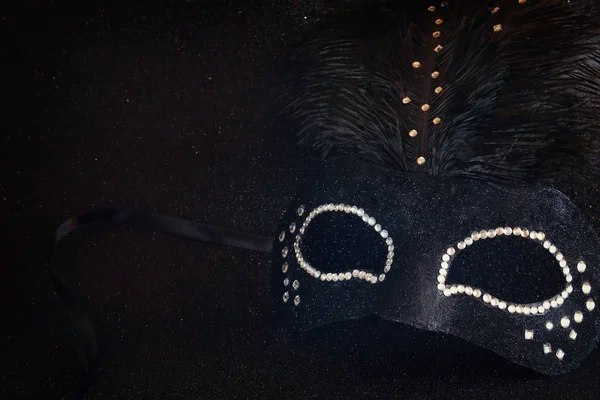 Черная венецианская маска на фоне блесток — стоковое фото