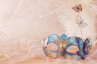 inci yanındaki mavi Venedik Maske