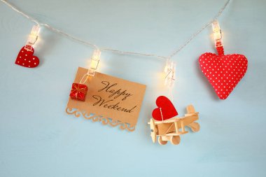 Ahşap uçak, kalp, boş mektup garland üzerinde asılı