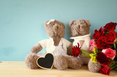 Şirin oyuncak ayılar tahta masada oturan birkaç