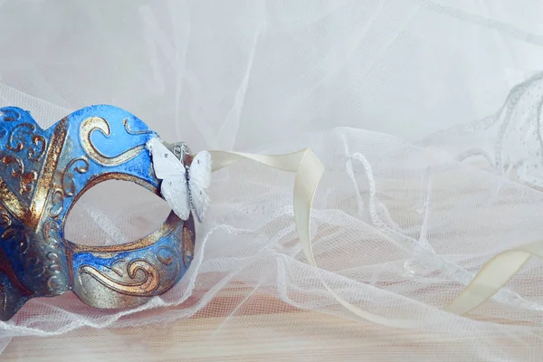 Голубая венецианская маска рядом с жемчугом — стоковое фото