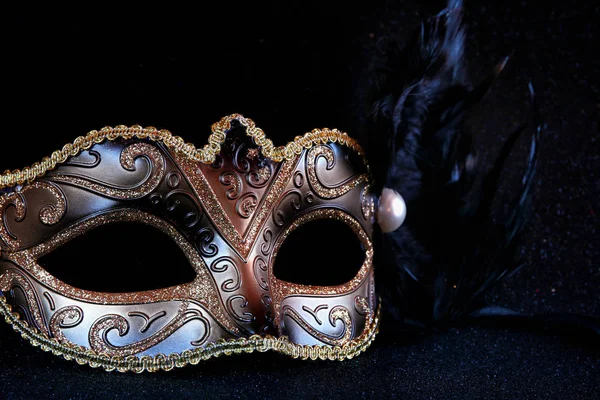 Masque vénitien noir sur fond de paillettes — Photo