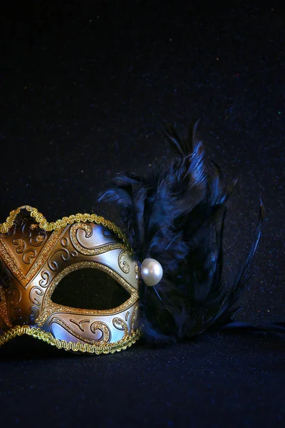 검은 우아한 베네치아 마스크의 이미지 — 스톡 사진