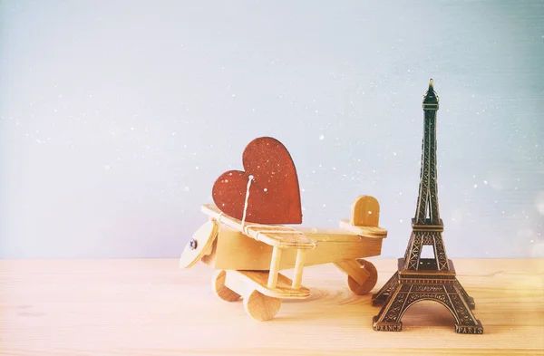 Plano de madeira com coração ao lado da Torre Eiffel — Fotografia de Stock