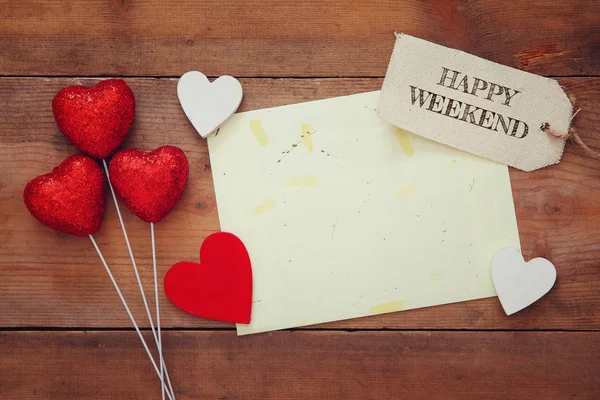 Corazones rojos y carta vacía sobre fondo de madera — Foto de Stock