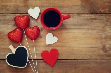 Bir kahve ahşap arka plan üzerinde kırmızı Kalpler ve