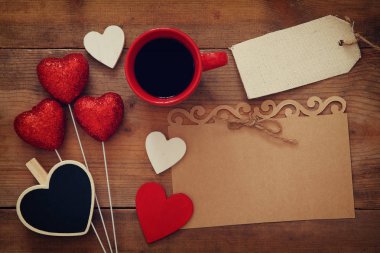 Kırmızı Kalpler ve kahve 