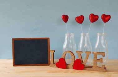 Cam vazo içinde Glitter Kalpler 