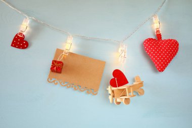 Ahşap uçak, kalp, boş mektup garland üzerinde asılı