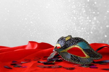 Kırmızı ipek zarif Venedik Maske