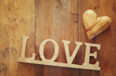 Word'den aşk, ahşap harf ve kalp