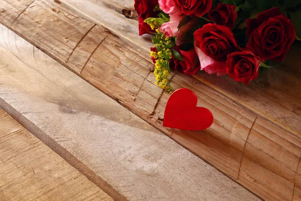 Czerwone serce i róże — Zdjęcie stockowe
