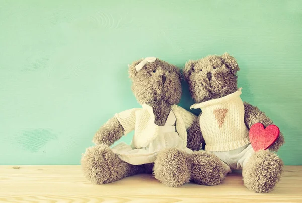 Coppia di simpatici orsacchiotti che tengono il cuore — Foto Stock