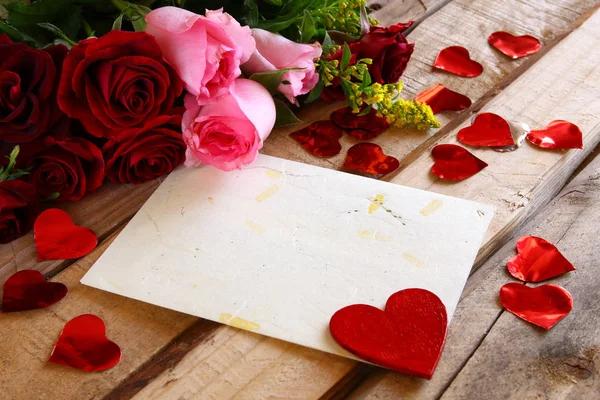 Piękny bukiet róż obok pusty list — Zdjęcie stockowe