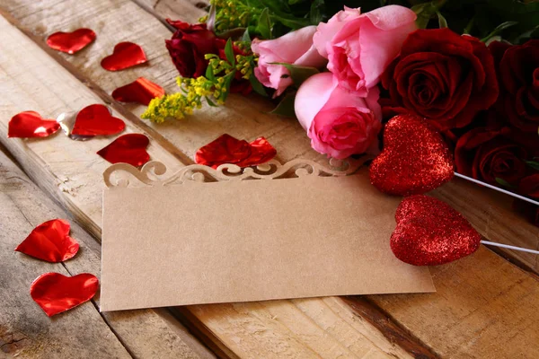 Mooi boeket rozen naast lege brief — Stockfoto