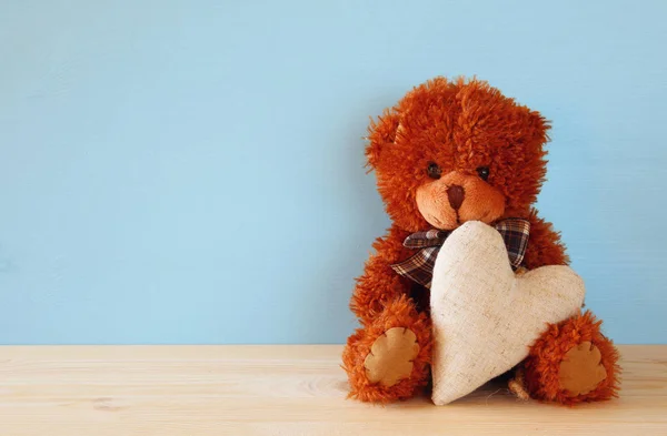 심장을 들고 있는 귀여운 테디 베어 — 스톡 사진