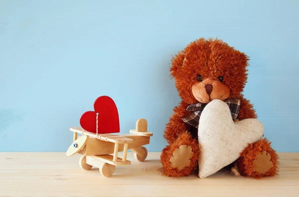 Χαριτωμένο αρκουδάκι που κρατάει καρδιά — Φωτογραφία Αρχείου
