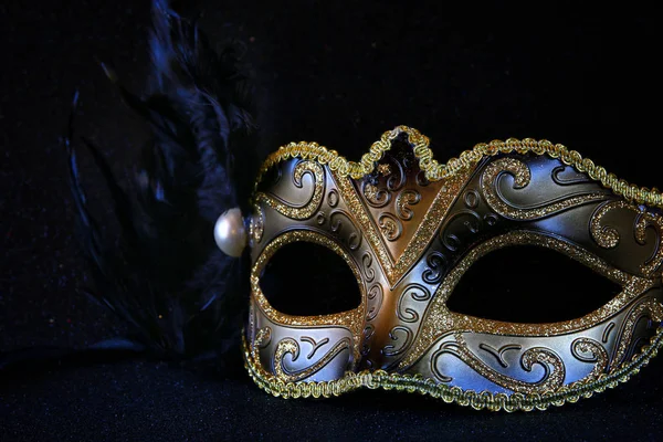 Чёрная венецианская маска — стоковое фото