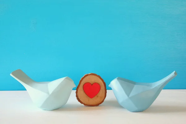 Tortelduifjes op houten tafel — Stockfoto