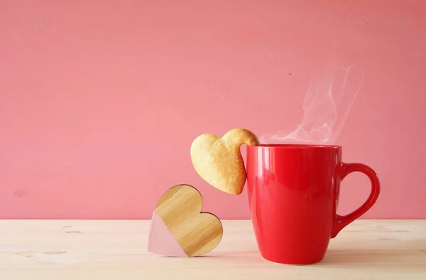 Šálek kávy a srdce tvaru souborů cookie — Stock fotografie