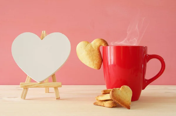 Šálek kávy a srdce tvar soubory cookie — Stock fotografie